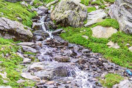 在法加拉斯山的岩石中流淌着水流图片