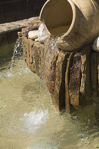 水壶形式的喷泉图片