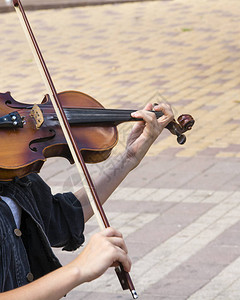 街头拉小提琴的女孩图片