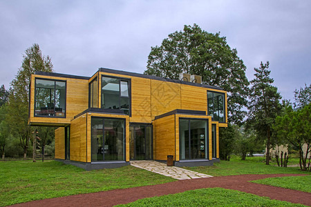 大自然的木屋现代设计建筑与木房子的住房概念绿色森图片