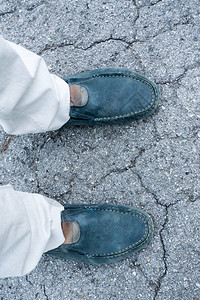 男人脚穿着时尚的鞋子背图片