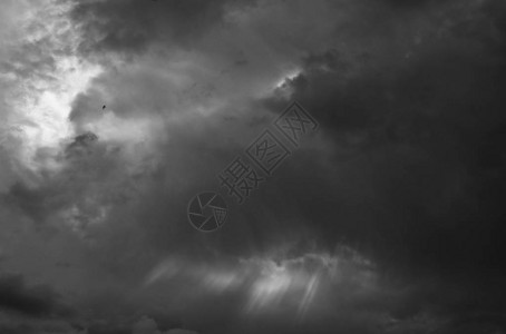 匈牙利上空的戏剧天空在暗处鸟类在云下飞翔太图片
