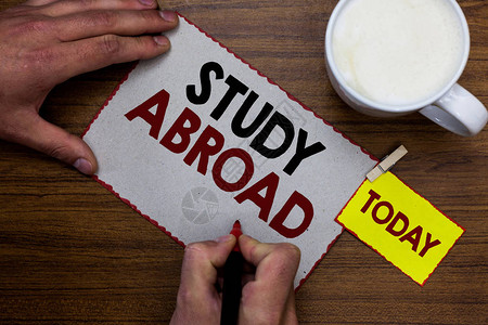 概念手写显示出国留学商务照片文本在国外追求教育机会男子手持记号笔提图片