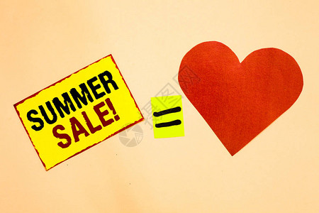 手写文字书写夏季促销概念意义夏季发生的年度折扣活动黄色纸提醒等号红心图片