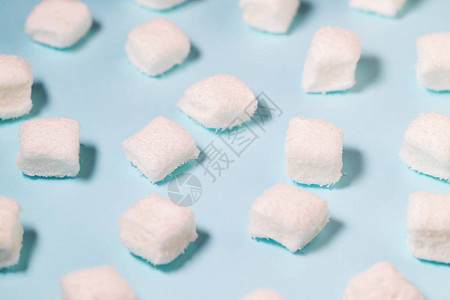 蓝色背景上的白色棉花糖图片
