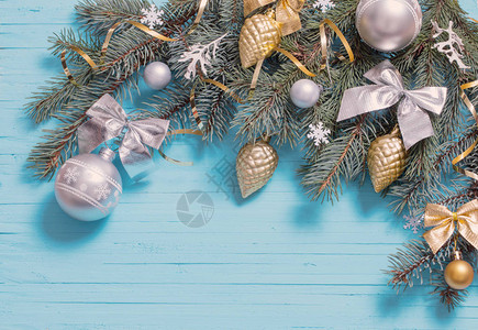 蓝色木质背景上的圣诞装饰图片