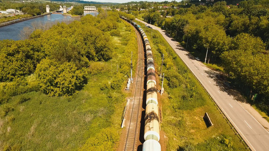铁路上有蓄水池和集装箱的货运列车鸟瞰集装箱货运列车农村图片