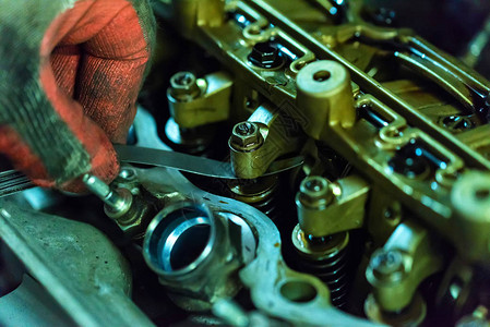 汽车修理厂的汽车修理工修理发动机图片