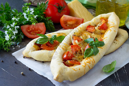 希腊自制的欧瓦尔披萨配有腊肠番茄图片