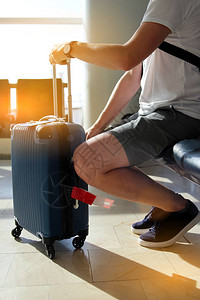 携带行李的乘客在机场等待飞机图片