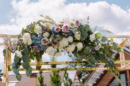 拱门上婚礼鲜花的优雅构图欧洲婚礼的美丽场所图片