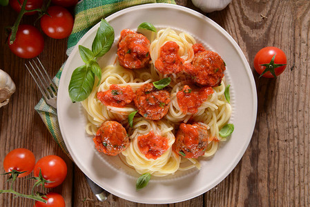 意大利面配肉丸和番茄酱图片
