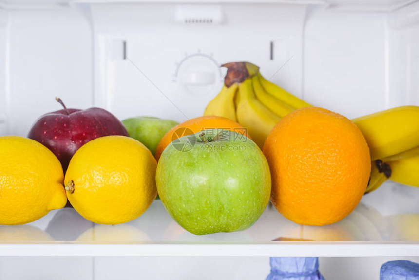冰箱里苹果橙子和香蕉的特写图片