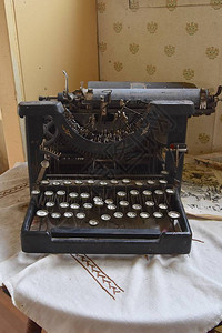 旧的黑色打字机带图片