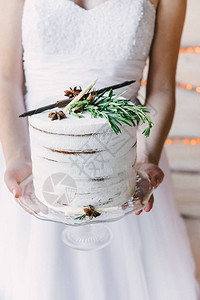 新娘在玻璃摊子上拿着手工蛋糕背背景图片