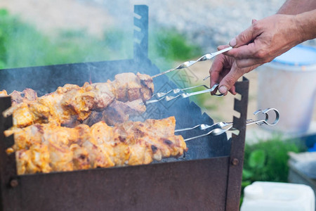 在俄罗斯烧烤时煮热猪肉夏日在户外与图片
