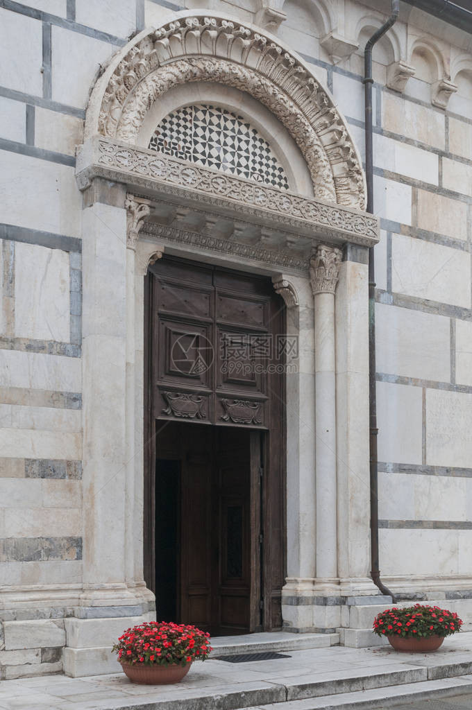 托斯卡纳州卡拉大教堂侧门完全由白图片