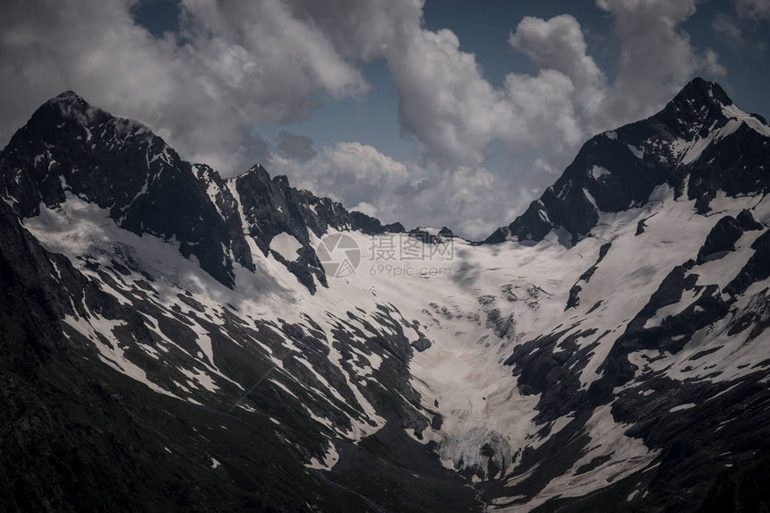 山峰在云顶上烹饪图片