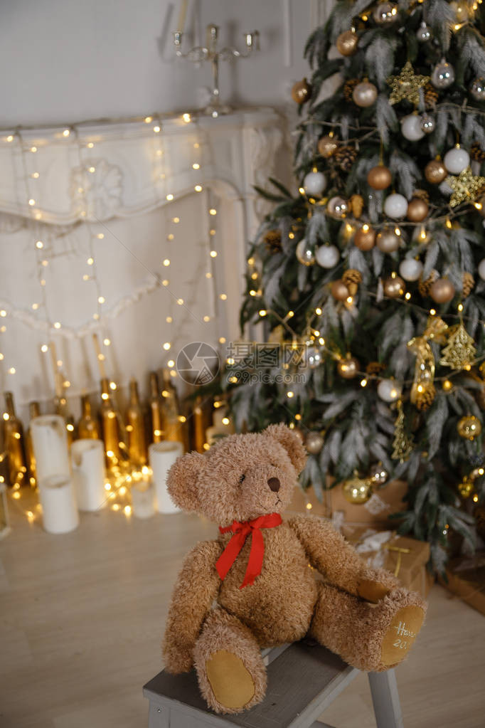 用各种礼物装饰圣诞树圣诞节和新年庆祝活动节日圣诞节场景柔软的泰迪熊坐在圣图片