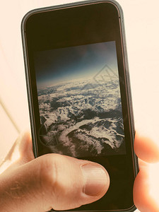 使用智能手机和从一平面闪光云上拍照的作物图片