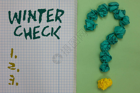 显示冬季检查的文本符号概念照片最冷季节维护准备雪铲Hiemal笔记本纸皱形成背景图片