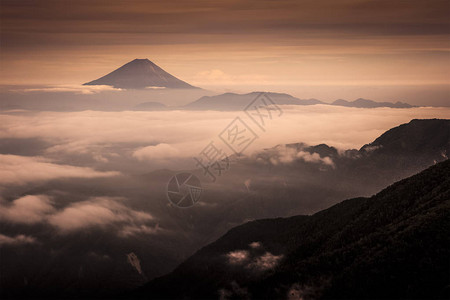 夏天的富士山早晨的雾海图片