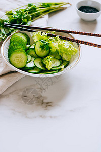 健康的碗黄瓜沙拉和大理图片