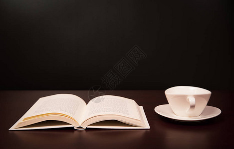一本书在桌子上开图片