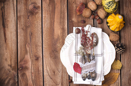 秋天的餐桌布置树叶和南瓜的装饰复古风格的节日晚餐村庄背景和文本的可用图片