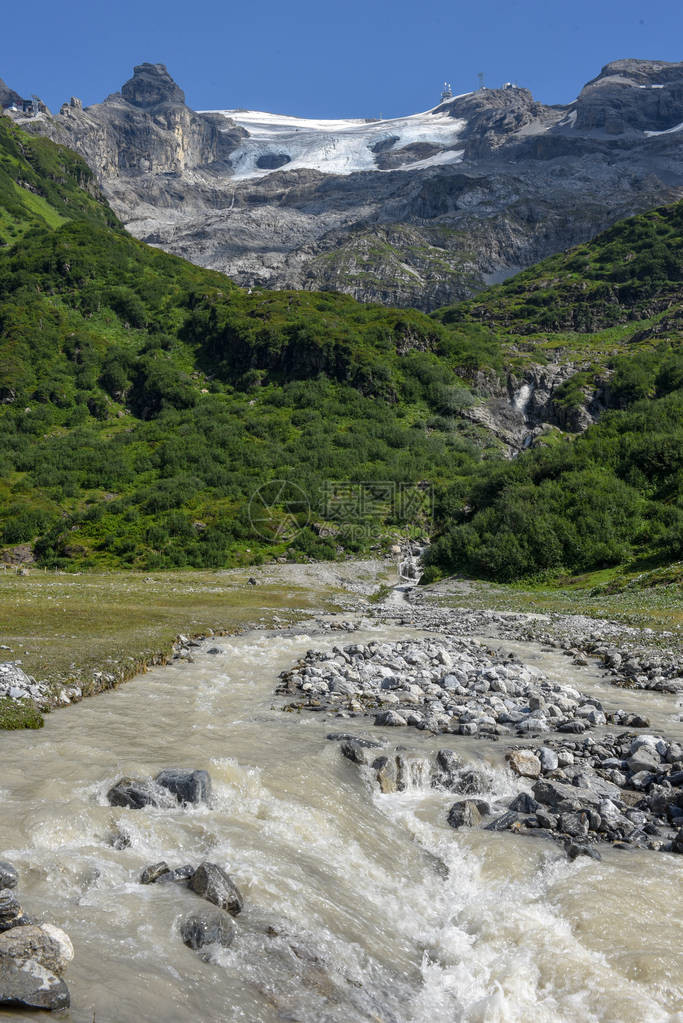 河水来自提特利斯山冰川在瑞士阿尔卑斯山的恩图片