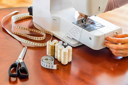 裁缝或裁缝工作使用缝纫机卷轴剪刀卷尺和缝纫图片