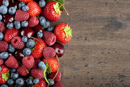 草莓蓝莓草莓和木本的甜樱桃等各种混合品种图片