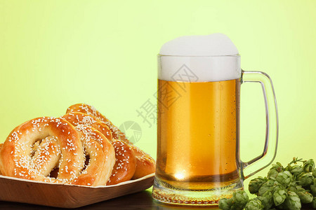 配有自制啤酒原料的啤酒杯黄色图片