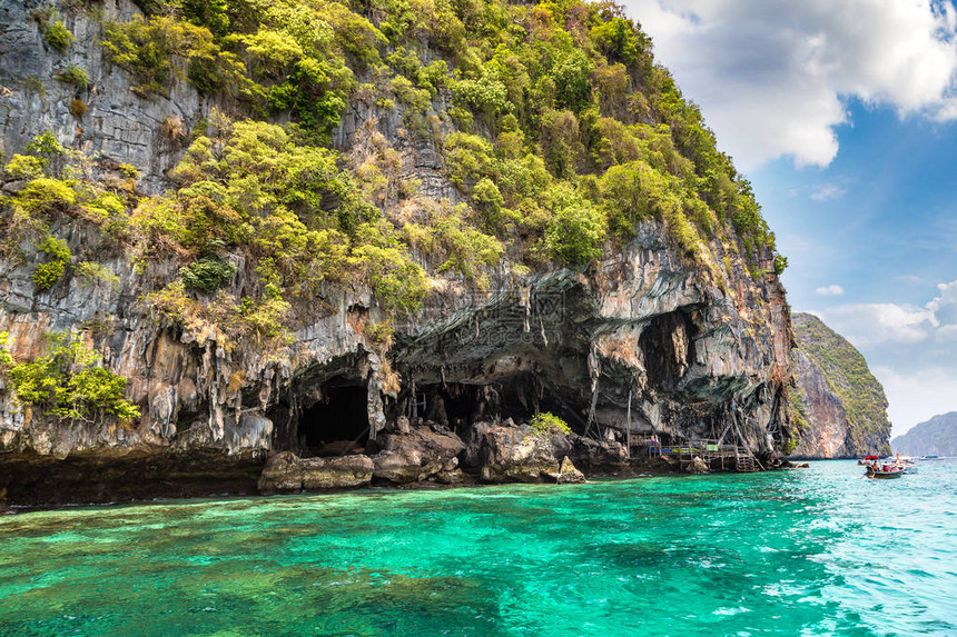 夏日泰国玛雅岛上的维京洞穴图片