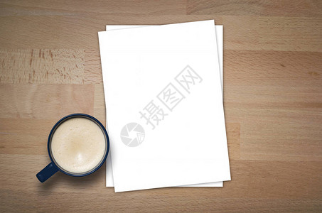木桌背景上的空白信笺和咖啡杯空白品牌模板用于放置您的设计的品牌标识图片