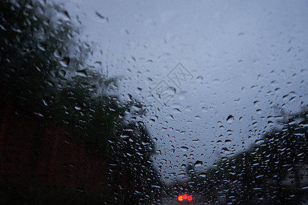 雨中从车内看雨滴图片