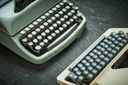 两台旧的打字机在图片
