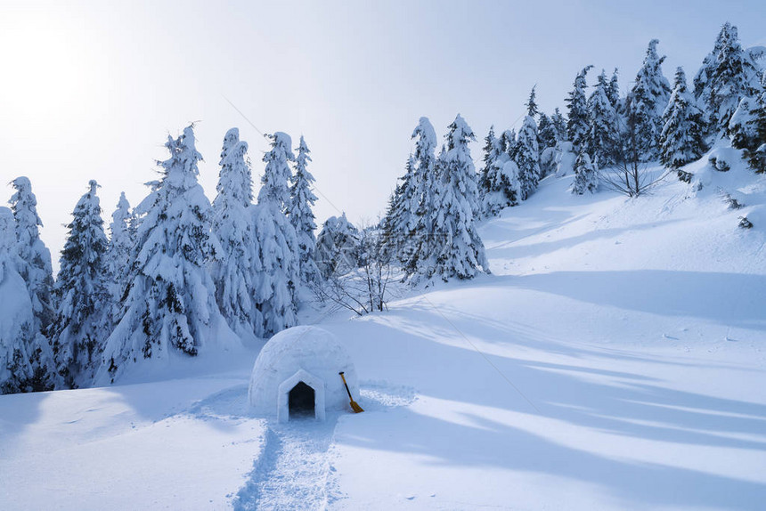 景观与雪屋极端的房子山里的冬天图片