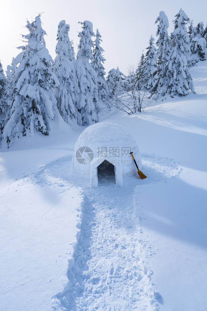 景观与雪屋极端的房子山里的冬天图片