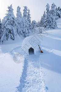 景观与雪屋极端的房子山里的冬天图片