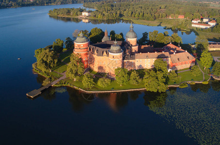 16世纪Gripsholm城堡和Maleren湖的空中景象图片
