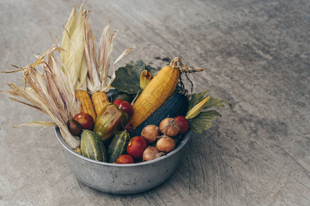 铁板与秋收农场蔬菜和块根作物健康和有机食品背景健康食品新图片