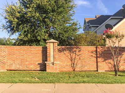美国得克萨斯州艾文市欧文的红砖小墙背景图片
