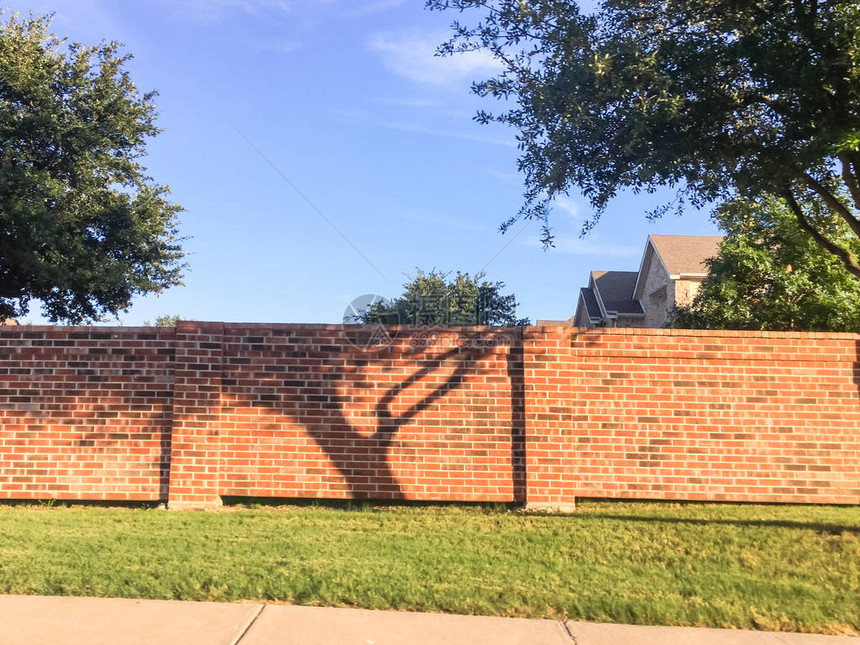 美国得克萨斯州艾文市欧文的红砖小墙图片