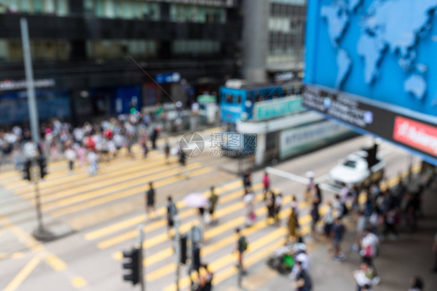 人们过马路的散景图片