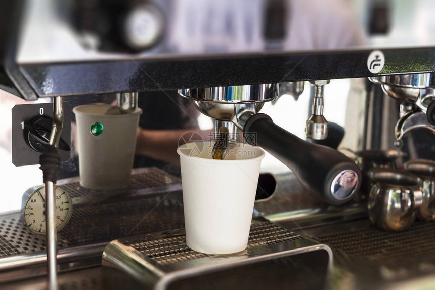 咖啡机加热的浓缩咖啡专业咖啡酿图片