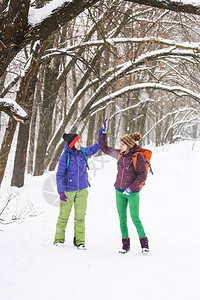 背着包的女人在雪地公园漫步图片