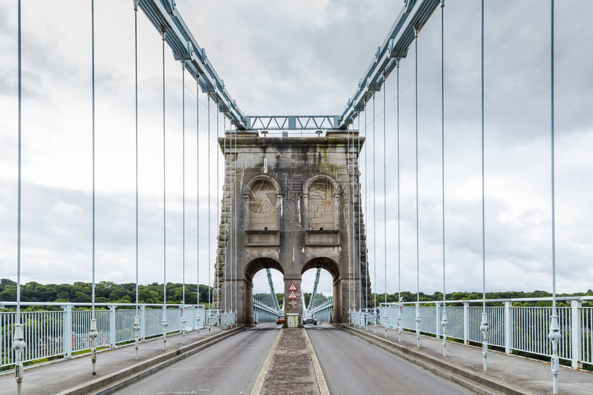 英国安格勒西与北威尔士大陆之间的梅奈悬吊桥1826年开通的这座桥被称为世界上首图片