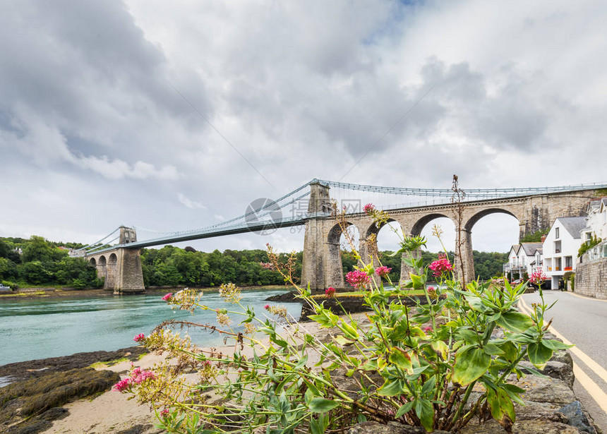 英国安格勒西与北威尔士大陆之间的梅奈悬吊桥1826年开通的这座桥被称为世界上首图片