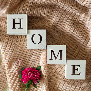 背景与温暖的毛衣和家的题字一堆带有秋花针织品秋春概背景图片